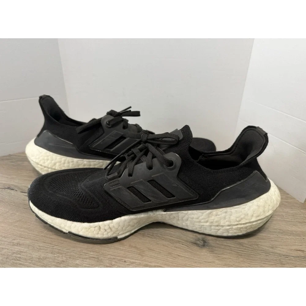 Adidas UltraBoost 22 Mens Size 9.5 Black White Athletic Running Shoes Sneakers